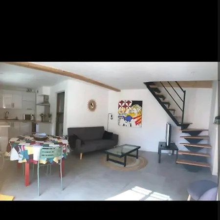 Duplex Refait A Neuf Dans Vieille Batisse Nyaraló Prades